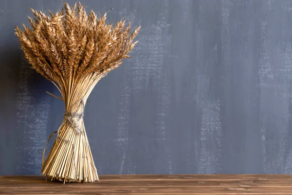 黒の背景に小麦の耳の花束 カフェメニューのコンセプト — ストック写真