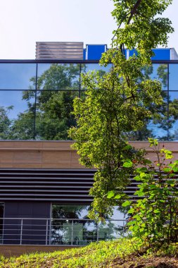 NIZHNY NOVGOROD, RUSSIA - 27 Temmuz 2019: Rusya 'nın Nizhny Novgorod şehrinin merkezinde büyük cam pencereli modern bina