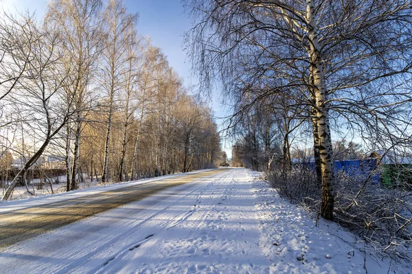 在冬季的风景中 道路上覆盖着空旷的积雪 冬季的道路 — 图库照片