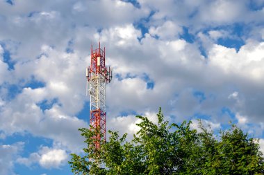 Telekomünikasyon direği televizyon anteni ve mavi gökyüzündeki baz istasyonu