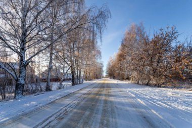 Kış manzarasında yol karla kaplıydı. Kışın yol.