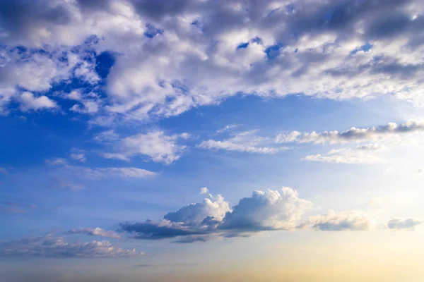 Langit Biru Dengan Awan Putih Hari Yang Cerah — Stok Foto