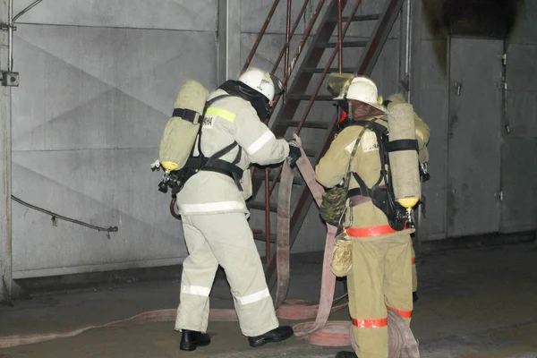 Firemen Fulfill Suppression Fire Factory Cases — Stock Photo, Image