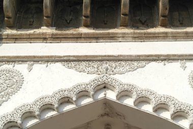 Bir mezar ve Camii 