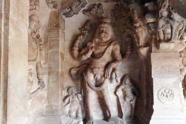 Bas-reliefs duvarlar ve Hint tapınakları sütunlarından dekorasyon 