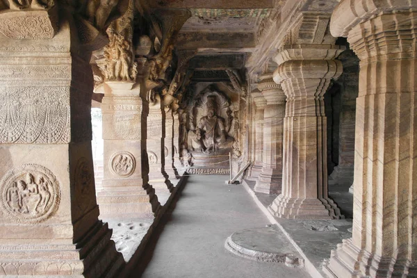 Templo Cueva Rocosa Que Corta Montaña Arenisca Rojiza India — Foto de Stock