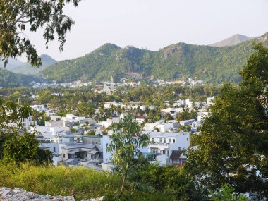 Kuş bakışı dağlarla çevrili şehrin manzarası