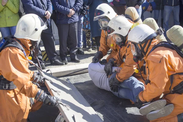 Vigili Del Fuoco Esercitano Abilità Supporto Alle Vittime Durante Esercizio — Foto Stock