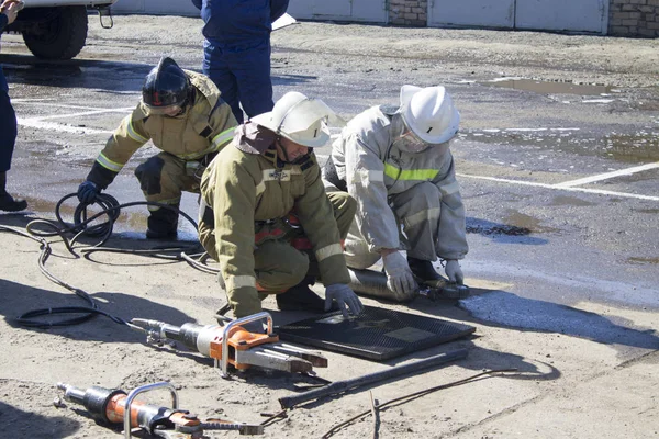 Bombeiros Praticam Habilidades Apoio Vítima Durante Exercício — Fotografia de Stock