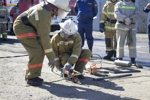 Bombeiros Praticam Habilidades Apoio Vítima Durante Exercício — Fotografia de Stock