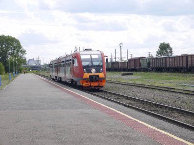 Yolcu banliyö treni tren istasyonuna geldi
