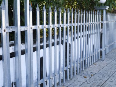 Keskin uçlu şehir parkının metal çitleri