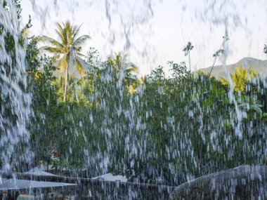 Güçlü su akıntıları şelalelerdir ve tropikal yağmurlardır.