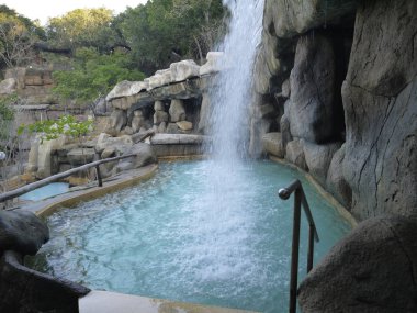 Güçlü su akıntıları şelalelerdir ve tropikal yağmurlardır.