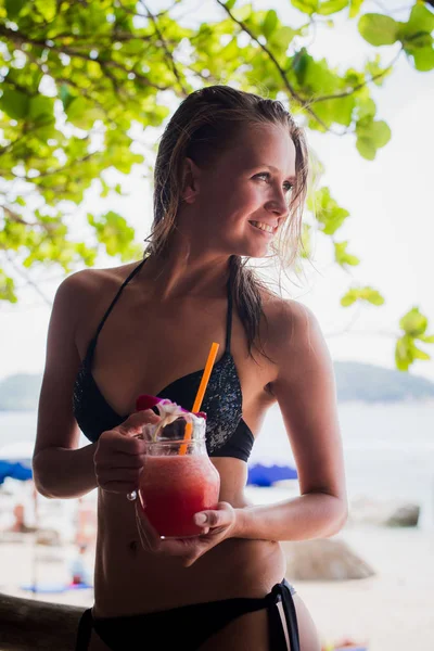 Mooi meisje drinken van een fles van watermeloen sap, houden een glas smoothie, detox, gezond eten, lekkere fruit cocktail buiten portret, glimlachend genieten van haar weekend — Stockfoto