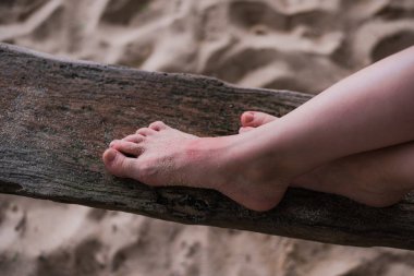 kadın el ve ayakları açık havada odun parçası üzerinde kapat