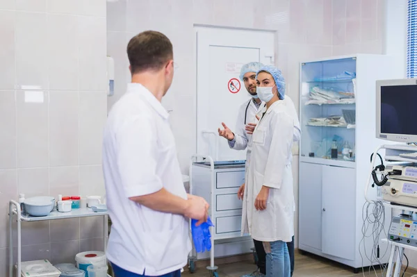 Chirurg verzameld met zijn team van artsen voor de operatie — Stockfoto