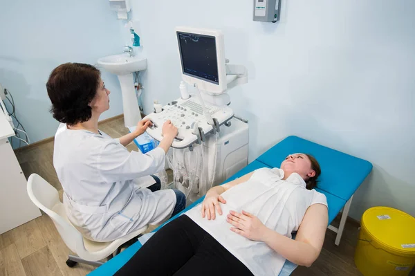 Těhotná žena, která dělá ultrazvukové vyšetření v prenatální kliniky, matka strach o zdraví svého budoucího dítěte, šťastné těhotenství čas — Stock fotografie