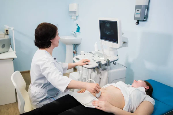 Schwangere macht Ultraschalluntersuchung in der Geburtsklinik, Mutter sorgt sich um Gesundheit ihres zukünftigen Babys, glückliche Schwangerschaftszeit — Stockfoto