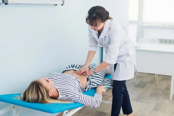 Buk Undersökning Läkare Undersöker Buken Patient — Stockfoto