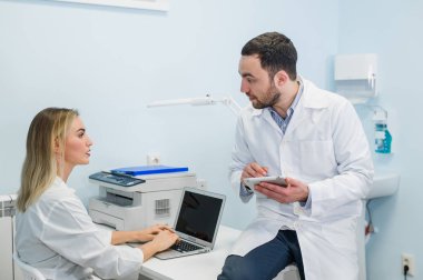 Ayakta ve hastanede konuşurken tablet pc ile tıbbi ekip