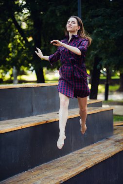 Kız bir tiptoes yaz park karşı üzerinde yürüyen karşılaşır.