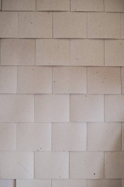 Duvar gibi dizilmiş ahşap tabaka