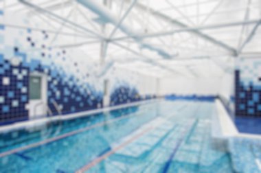 Modern kapalı açık havuz mavi çinileri ile dekore edilmiştir. Arka plan bulanıklık