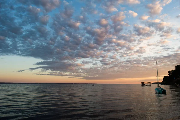 Kleines Fischerboot am Strand mit Sonnenuntergang am Morgen — Stockfoto