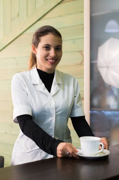 Enfermera Escritorio Haciendo Café Trabajando Una Oficina Moderna —  Fotos de Stock