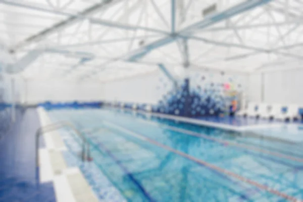 Vista sfocata di una piscina interna leggera — Foto Stock