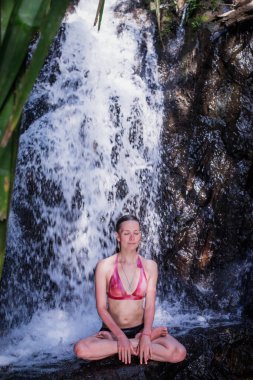 Güzel ve genç birbayan dinlendirici doğa orman orman şelale altında