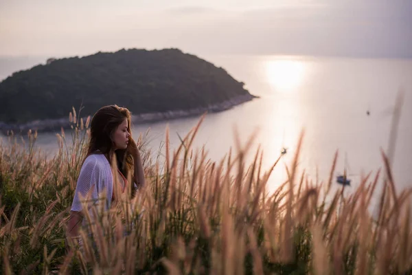 셔츠에 있는 여자는 그녀의 손을 밀 바다에 의해 서 — 스톡 사진