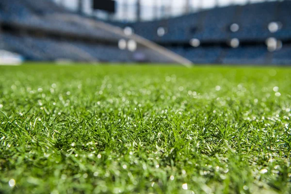 Роса на штучній траві на порожньому стадіоні . — стокове фото