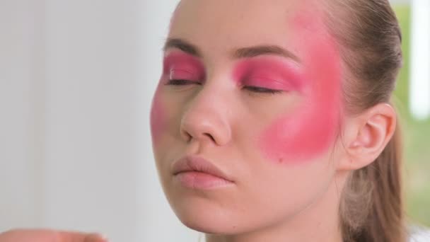 Modelo de moda preparándose para disparar. Maquillaje manos artista aplicar cosméticos en la cara del modelo en un movimiento timelapse — Vídeos de Stock
