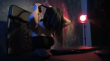 Kadın online oyun arkadaşları ile başlar. Oyun kız giyen kulaklık ve mikrofon kullanarak bir ekip ile konuşurken bir pc bilgisayar online oyun oynamak