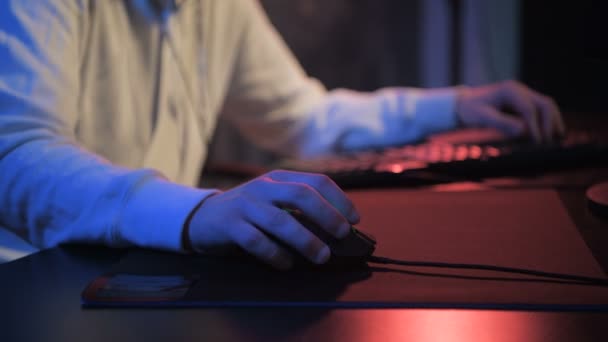 Nahaufnahme Suchtkranker mit männlichen Händen beim Videospiel auf dem Computerbildschirm mit den Fingern auf der Tastatur. selektiver Fokus auf eine Hand mit Maus — Stockvideo