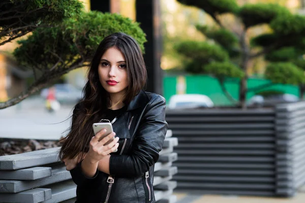 Strzał student rozmawia przez telefon, na zewnątrz — Zdjęcie stockowe