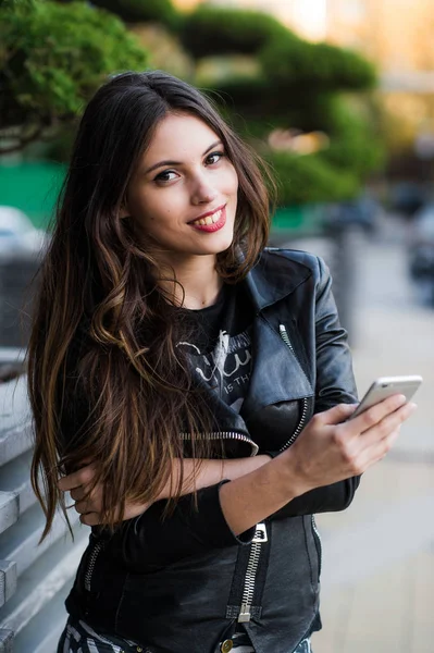 Joven mujer de belleza escribiendo un mensaje en el teléfono celular en un café de la calle. Mirando hacia abajo — Foto de Stock