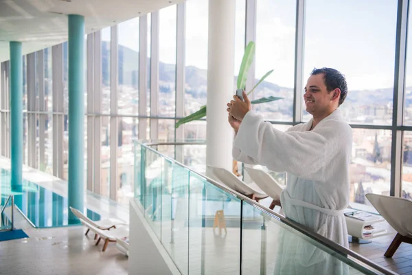 Bonito homem fazendo selfie na frente da piscina spa de luxo — Fotografia de Stock