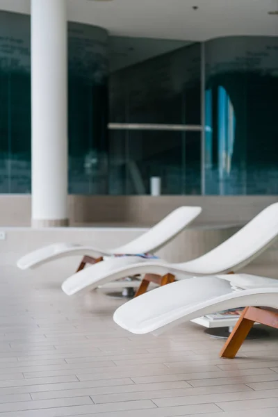 Moderne Liegestühle im Luxushotel. privater Pool zum Entspannen, mit schönem Interieur. — Stockfoto