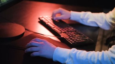 Yakın çekim bağımlılığı ile parmak klavye bilgisayar ekranda video oyunu oynarken erkeksi elleri olan adam. Fare ile bir yandan seçici odak