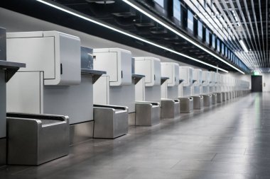 İç modern Havaalanı alanında iade: Bagaj kabul terminalleri Bagaj ile kemer konveyör sistemleri işleme birden çok bilgi Lcd ekran, dizine iade masaları