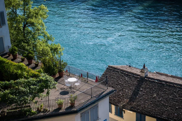 Soukromé útulné terase veranda na střeše se stolem a židlemi — Stock fotografie