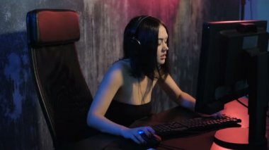 Evde oturan mutlu neşeli sevimli seksi oyun iskambil video spor yalnız bir pc bilgisayar, sonra el kız kazanmak ve saf duygu jest.