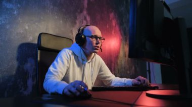 Bilgisayar oyunu oynamak ve bir PC'de bir Web kamerası ile streaming online erkek oyun giyen kulaklık. Eğlence endüstrisi ve elektronik yarışma veya e-spor görüntü tasvir.