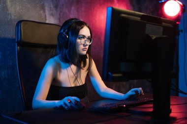 Profesyonel kız Mmorpg veya strateji oyunu onun bilgisayarda oyun çalış. Online siber oyunları turnuva katılan Shes çalış evde ya da Internet Cafe. Gaming Headset giyiyor