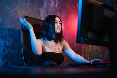 Bir kız, bir akıllı telefon tutarak ve sesler ile sinirli. Siyah bir arka plan üzerinde.