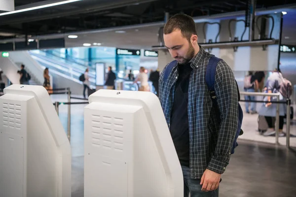보 딩 패스를 받고 공항에서 체크인 기계를 사용 하 여 행복 한 사람 — 스톡 사진