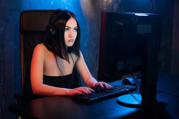 Web、デジタル教育、web ブラウジングのコンピューターに入力するティーンエイ ジャーを自宅で勉強する学生を参照して魅力的な少女. — ストック写真
